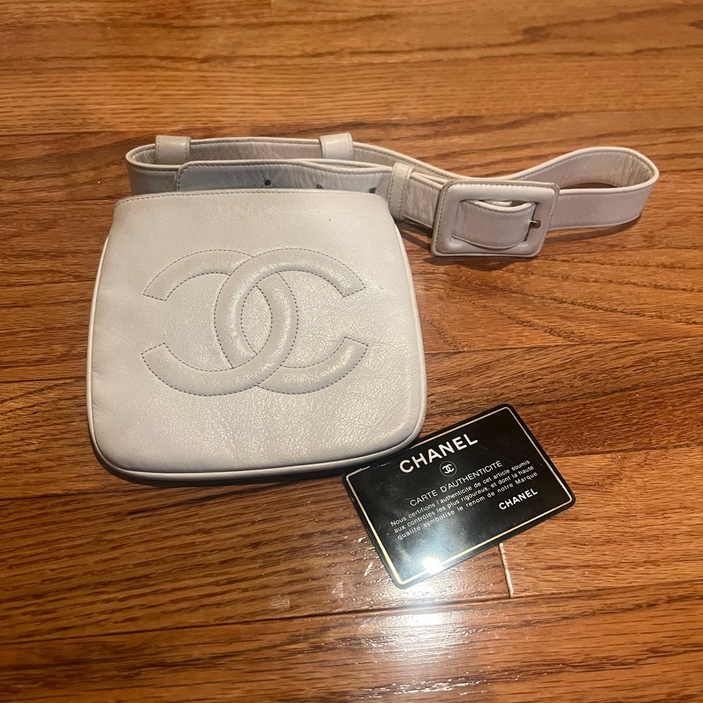 Pre Loved CHANEL  Caviar Skin Waist off white vintage authentic